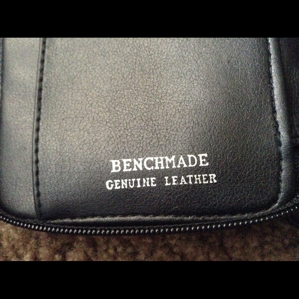 Benchmade Genuine Leather Crossbody Shoulder bag - Picture 8 of 8